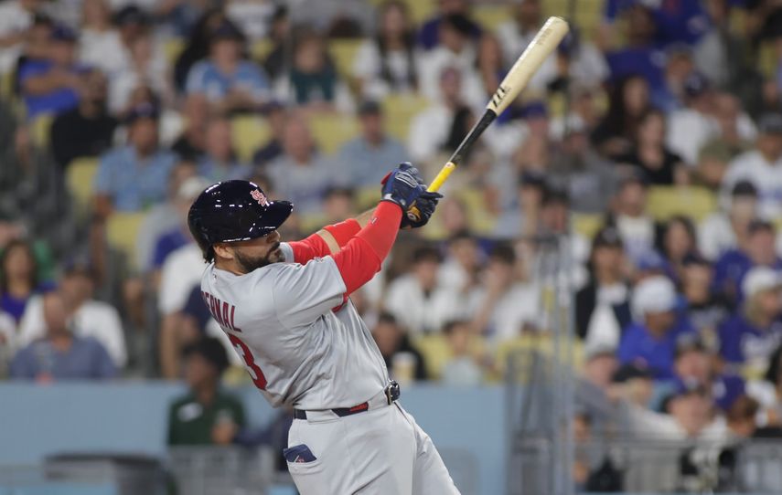 Este fue el swing que terminó con el primer imparable de Leo Bernal en las Grandes Ligas ante el zurdo Eric Lauer. Foto: Cortesía/Cardinals