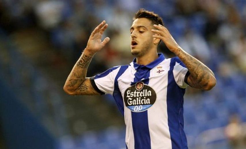 Joselu se lesiona la rodilla derecha en su estreno con Dépor