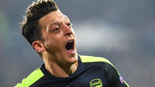 2-3. El Arsenal remonta con maravilla de Ozil y firma el pase a octavos