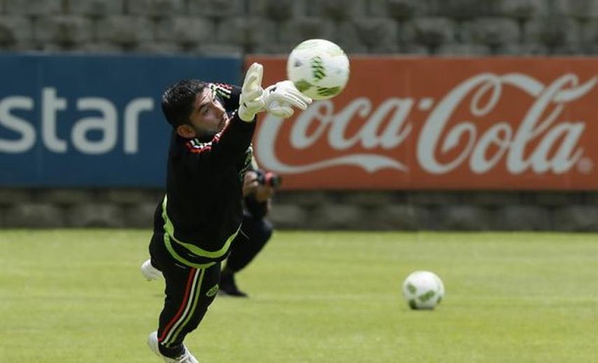 El guardameta mexicano Jesús Corona deja concentración con permiso de un día