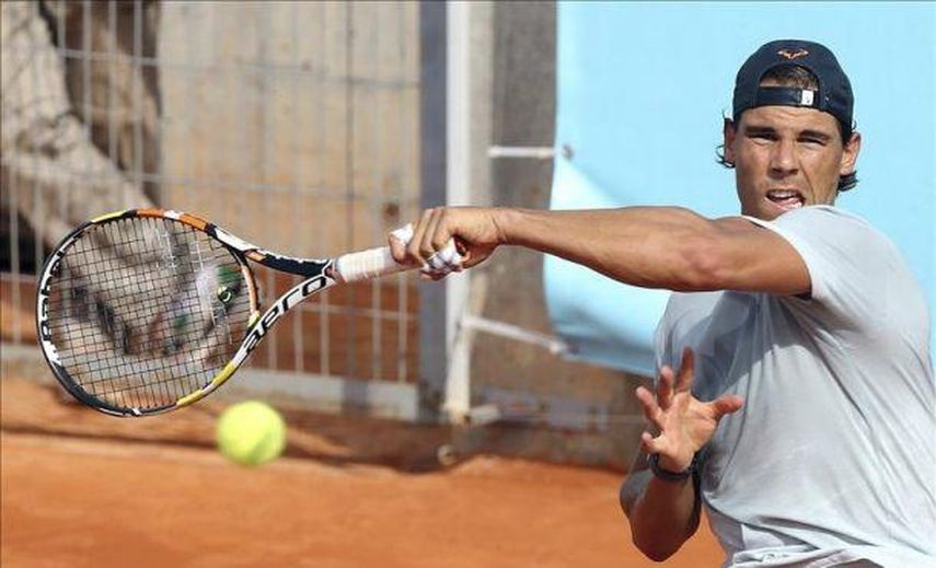 Nadal usa su raqueta antigua y dice que la falta de Djokovic abre