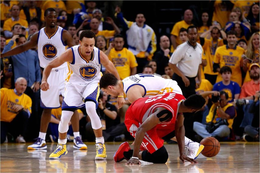 99-98. Curry hizo fallar a Harden y Warriors toman ventaja de 2-0