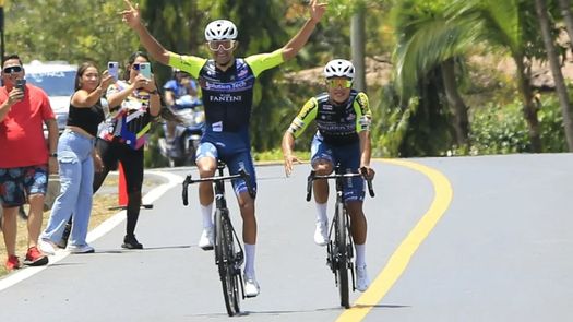 El santeño Roberto González levanta los brazos en señal de triunfo en el Campeonato Nacional de Ruta 2025. Lo escolta su compañero de equipo en Italia, Carlos Samudio. Foto: Cortesía/Fepaci