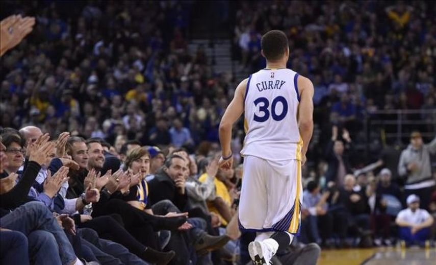 122-110. Curry logra triple-doble y marca el triunfo a los Warriors