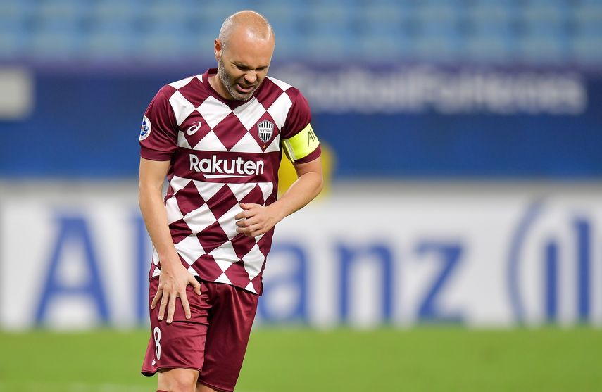 Iniesta, operado en Barcelona, tardará 4 meses en recuperarse