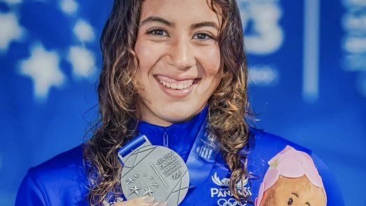 Emily Santos logra la medalla de plata en 200 pecho