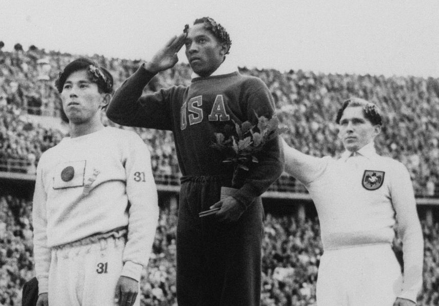 Jesse Owens en el centro del podio durante las olimpiadas de Berlín 1936.&nbsp;