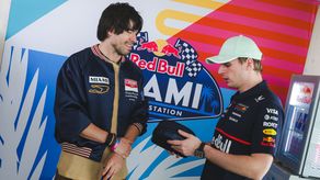 Germán Garmendia y Max Verstappen durante la previa del Grand Prix de Miami de la Fórmula 1 en 2025.