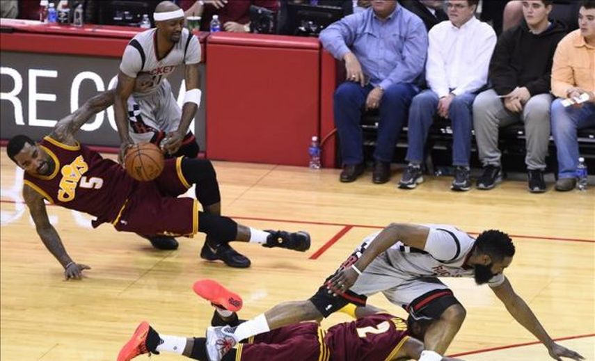77-91. Irving y James imponen su clase y cortan racha ganadora a los Rockets