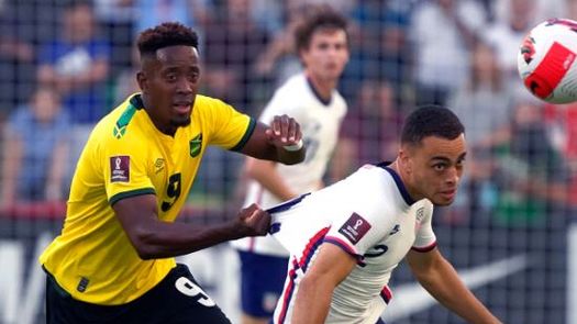 Estados Unidos alcanza la cima, que comparte con México, al vencer a Jamaica