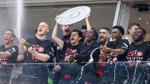 Bayer 04 levantando su primer título de Bundesliga en su historia.&nbsp;