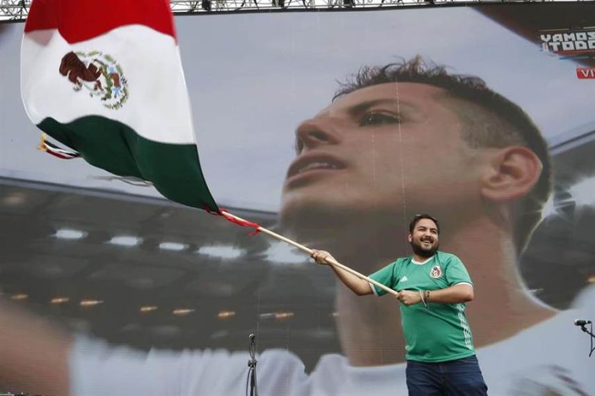 Más de 70.000 mexicanos se juntan en el zócalo para gritar los goles del Tri
