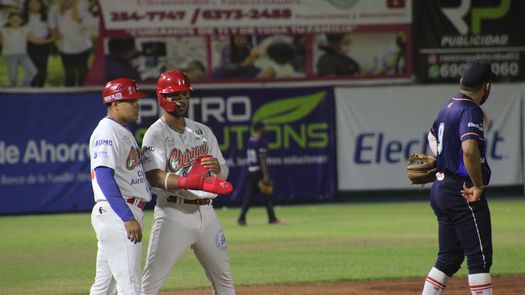 El refuerzo norteamericano Ricardo Céspedes conversa con el coach de tercera base de los Federales de Chiriquí, Ashley Ponce luego de conectar su batazo clave en el séptimo episodio. Foto: Cortesía/Aurelio Ortiz