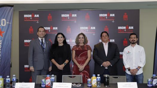 Los integrantes de la mesa principal de izquierda a derecha; Juan Carlos Valdés, Rina Aguirre, Gloria de León, Jorge Urrutia y Jorge López. Los integrantes de la mesa principal de izquierda a derecha; Juan Carlos Valdés, Rina Aguirre, Gloria de León, Jorge Urrutia y Jorge López.