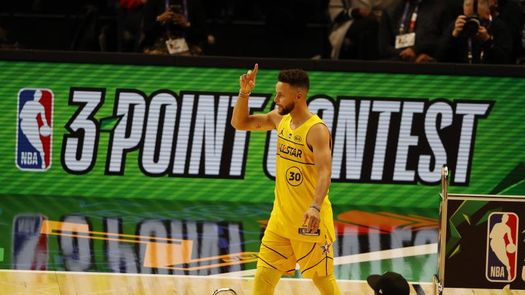 117-113. Stephen Curry establece nueva marca de triples con 85 en un mes