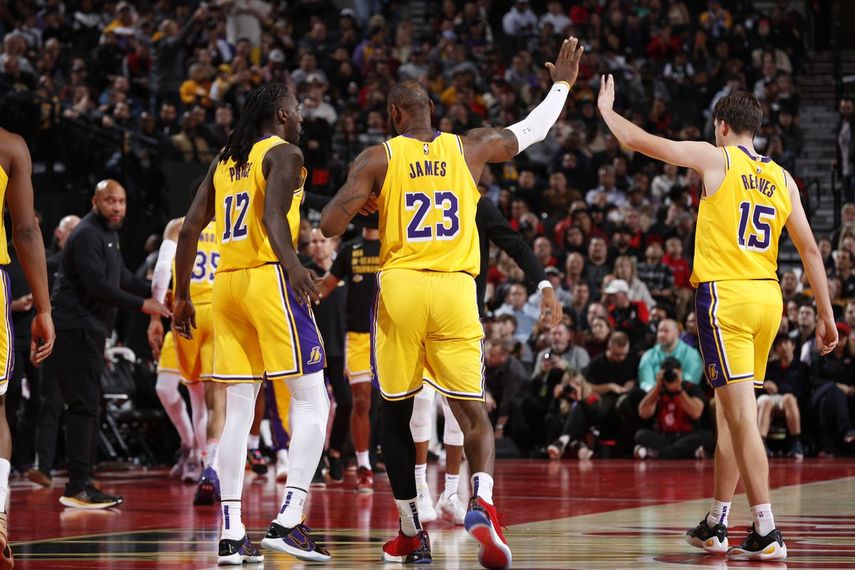 Lakers vencen a los Blazers de la mano de LeBron James