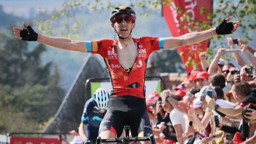 El ciclista belga, Dylan Teuns se convirtió en el primer belga en 11 años en ganar la clásica Flecha Valona