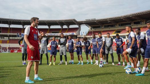 Con la frente en alto