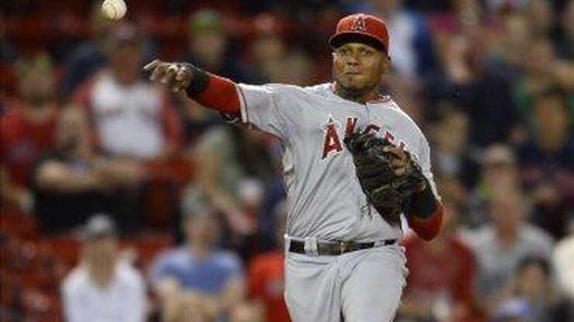 7-6. Aybar define la victoria de los Angelinos