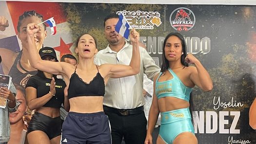 Con una bandera de Panamá en la mano derecha y una de Nicaragua en su mano izquierda, la boxeadora Nataly Delgado levantó sus brazos tras el pesaje oficial. Foto: Cortesía/Archibold Boxing Academy Con una bandera de Panamá en la mano derecha y una de Nicaragua en su mano izquierda, la boxeadora Nataly Delgado levantó sus brazos tras el pesaje oficial. Foto: Cortesía/Archibold Boxing Academy