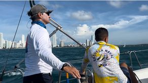 Guillermo Gasperi a cargo del timón durante la Cartagena Regata.&nbsp;