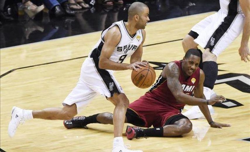 110-95. James se lesiona en la primera victoria de los Spurs ante los Heat
