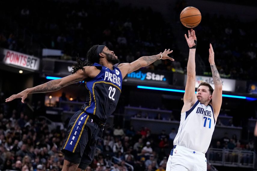 Luka Doncic y los Mavs resisten en la lucha por clasificar