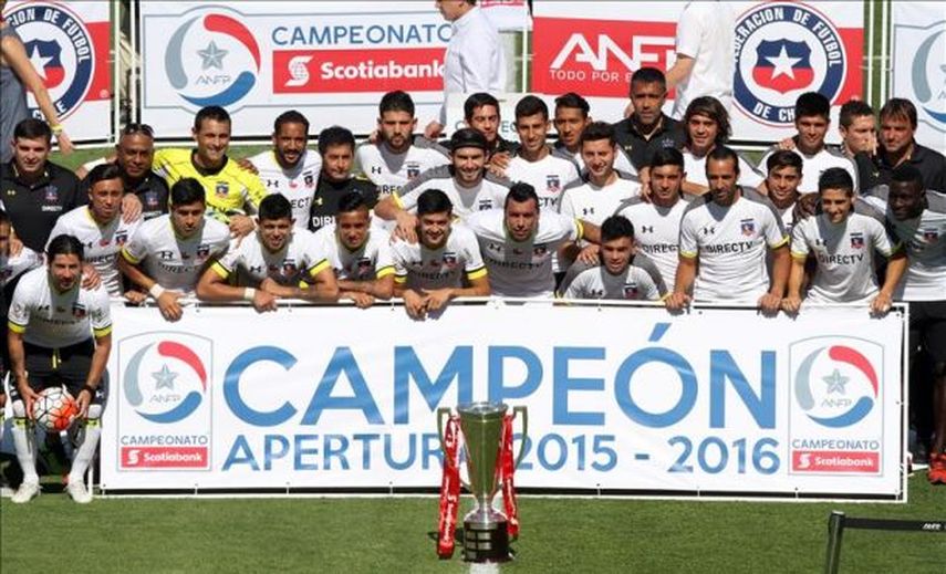 El Colo Colo recibe la copa de campeón chileno con 40 días de atraso