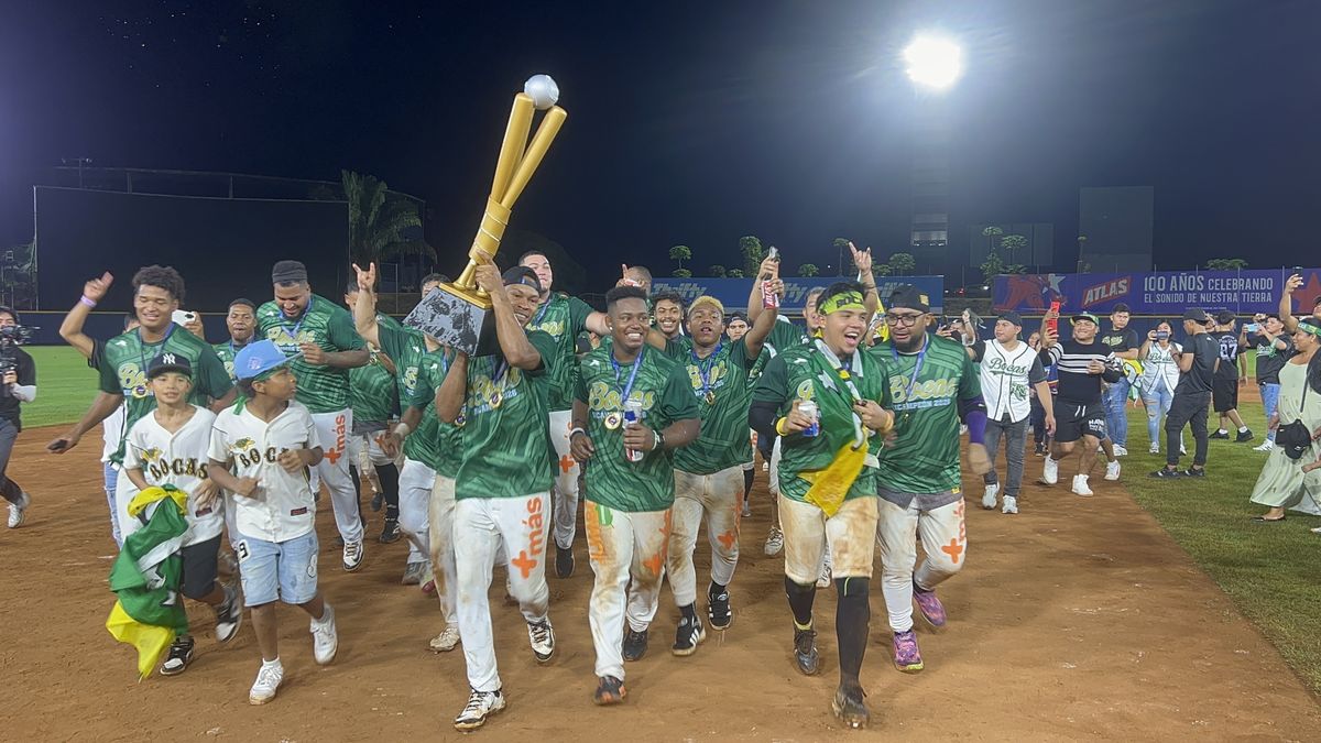Los jugadores de la novena de Bocas del Toro recorren el diamante del Estadio Rod Carew con el trofeo de campeones del Béisbol Mayor 2026. Foto: Aurelio Ortiz