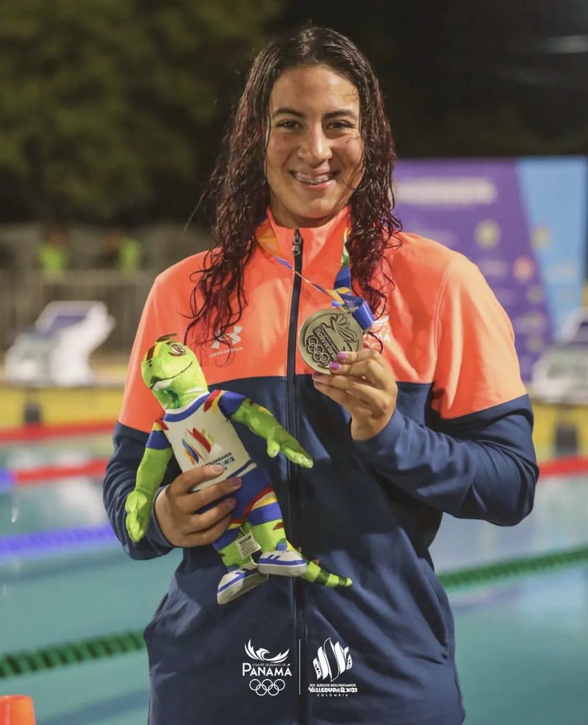 Emily Santos plata en los 100 m pecho