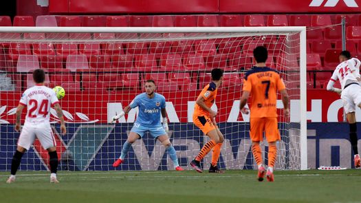 El Valencia ya prepara la visita al Sevilla pendiente del parte de bajas El Valencia ya prepara la visita al Sevilla pendiente del parte de bajas