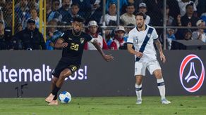El capitán de Panamá, Aníbal Godoy intenta avanzar con el balón y dejar atrás la marca de un jugador guatemalteco ante de pasárselo a Cecilio Waterman. Foto: Cortesía/Fepafut