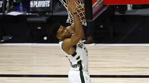 Antetokounmpo, de los Bucks, gana su primer premio Jugador Defensivo del Año