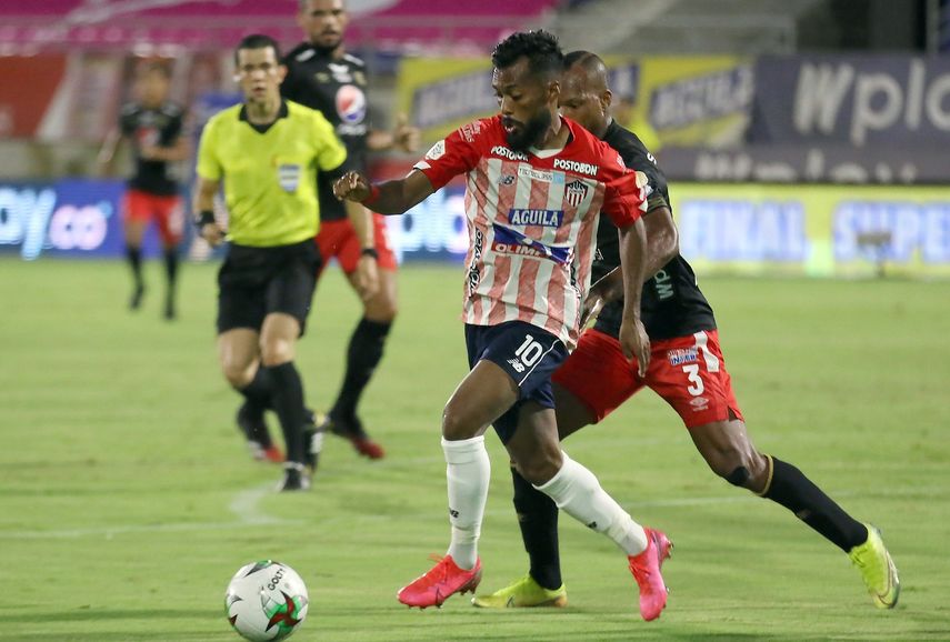 El América del argentino Cruz Real le gana el pulso al Junior del uruguayo Comesaña