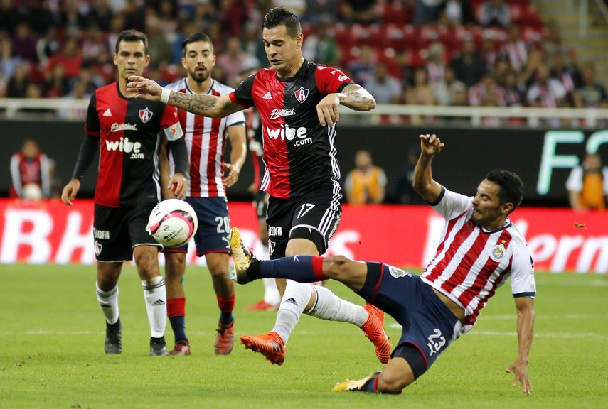 El centrocampista Vázquez, nuevo fichaje de las Chivas de Guadalajara