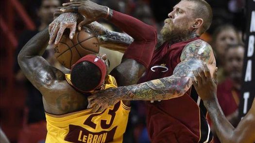 James no logra salva a los Cavaliers; Hawks y Warriors alcanzan 30 triunfos