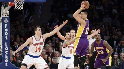 92-80. Los Knicks fueron menos malos que los Lakers; Calderón aportó 9 puntos