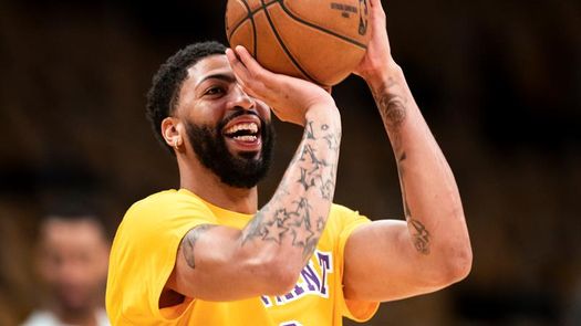 Davis mantendrá su nombre en la camiseta y no usará un mensaje de justicia social