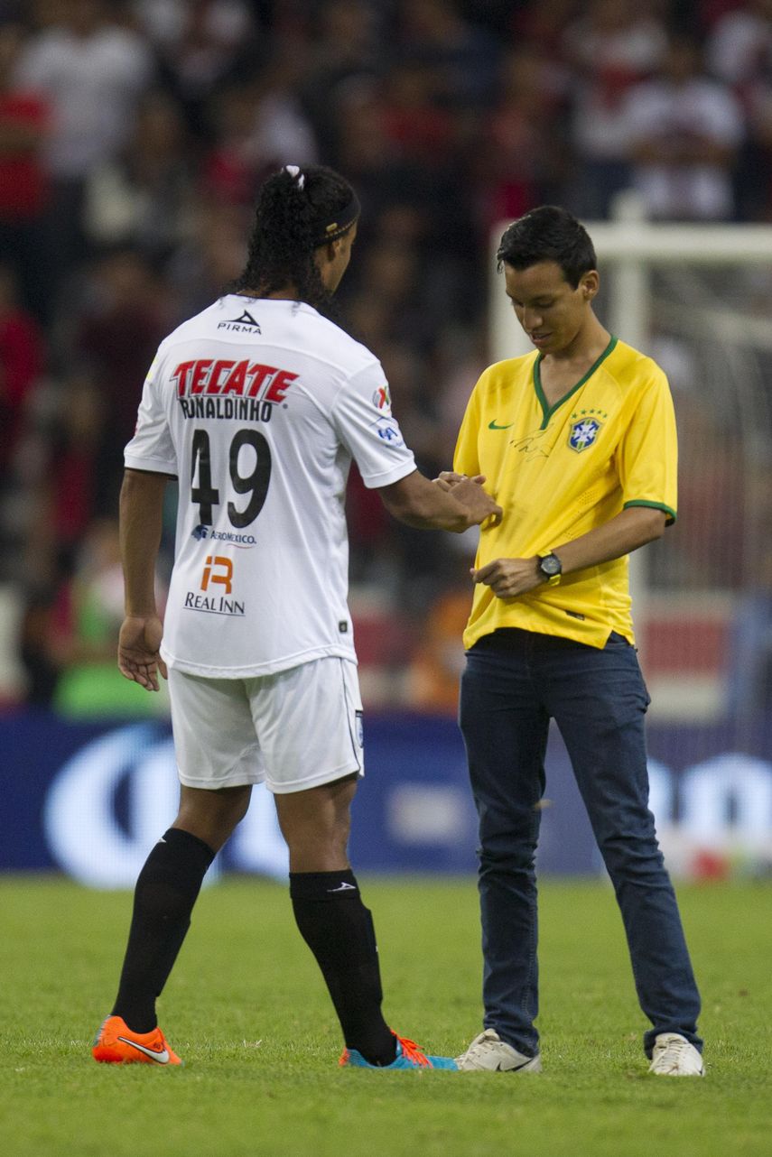 Ronaldinho firma un autógrafo y anota un gol en la derrota del Querétaro ante el Atlas