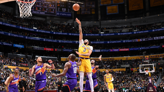 Lakers vencen a los Suns y siguen en la lucha