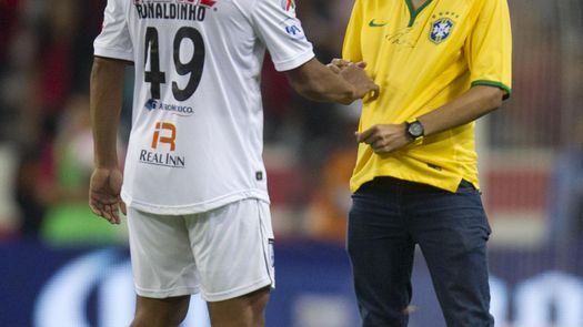 Ronaldinho firma un autógrafo y anota un gol en la derrota del Querétaro ante el Atlas