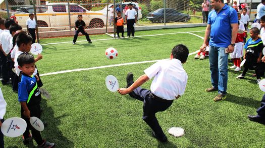 Inauguran cuatro canchas sintéticas de fútbol  y un gimnasio multiuso en Bocas del Toro