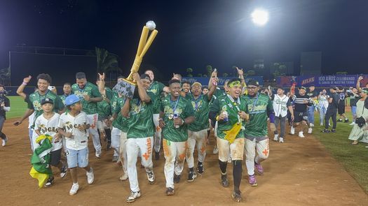 Los jugadores de la novena de Bocas del Toro recorren el diamante del Estadio Rod Carew con el trofeo de campeones del Béisbol Mayor 2026. Foto: Aurelio Ortiz Los jugadores de la novena de Bocas del Toro recorren el diamante del Estadio Rod Carew con el trofeo de campeones del Béisbol Mayor 2026. Foto: Aurelio Ortiz