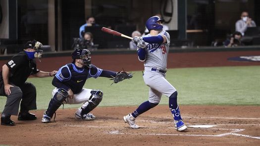3-1. Pederson y Alcántara jonronean contra los Padres
