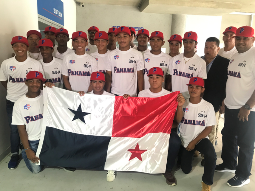Equipo panameño recibe el pabellón nacional