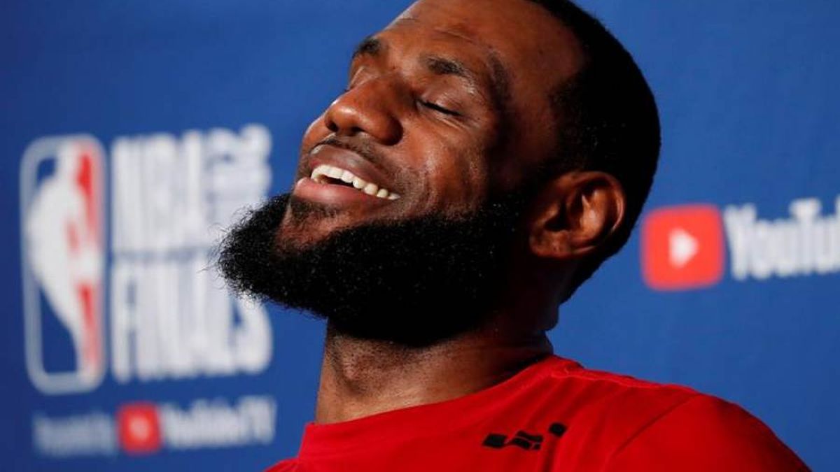 James ya lidera la venta de camisetas por Internet con la nueva de los Lakers