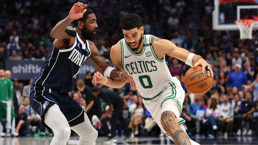 Kyrie Irving defendiendo a Jayson Tatum en el Juego 3 de Las Finales de la NBA.&nbsp;