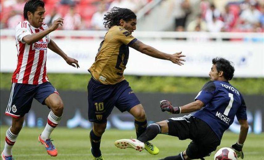 La afición de Chivas quiere ver argumentos en la cancha, dice Luis Michel