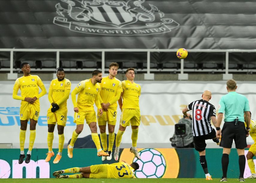 El Fulham resiste y sale del descenso