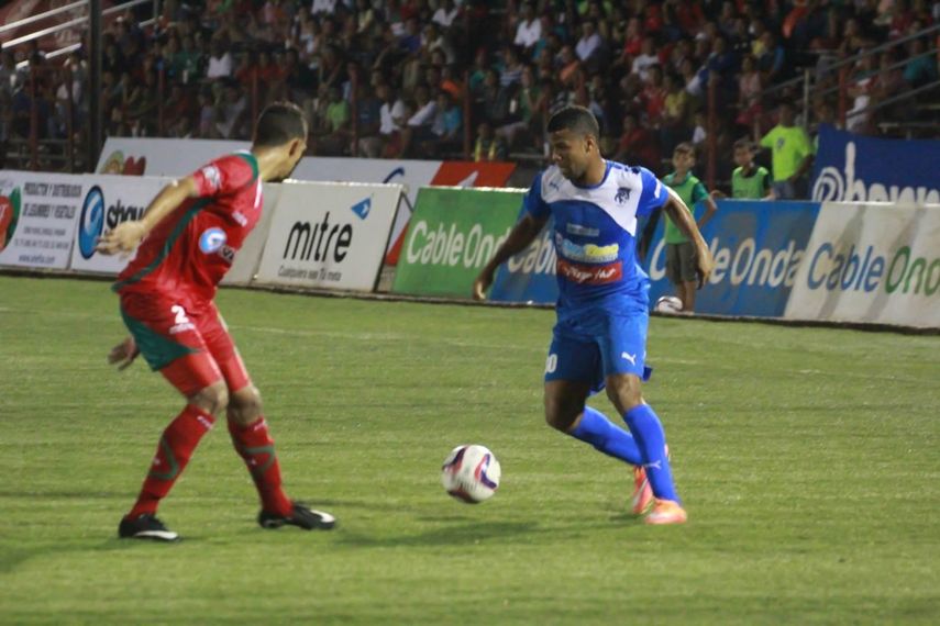 Addles y Bárcenas le dan el triunfo al Árabe Unido en Chiriquí.